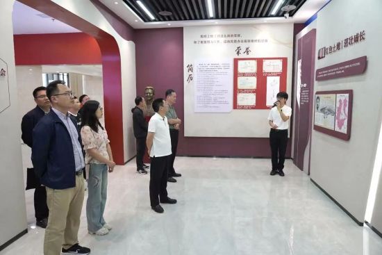 数据库的三级体系结构即关系子模式、（131)与存储模式是对数据抽象的三个级别。DBMS主要由（132)两(图1)
